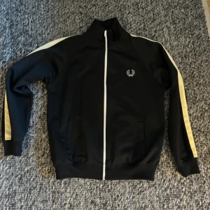 Fred Perry Tröja - Vintage tröja från fred perry i Strl S. Den är i bra skick trots att den är gammal.