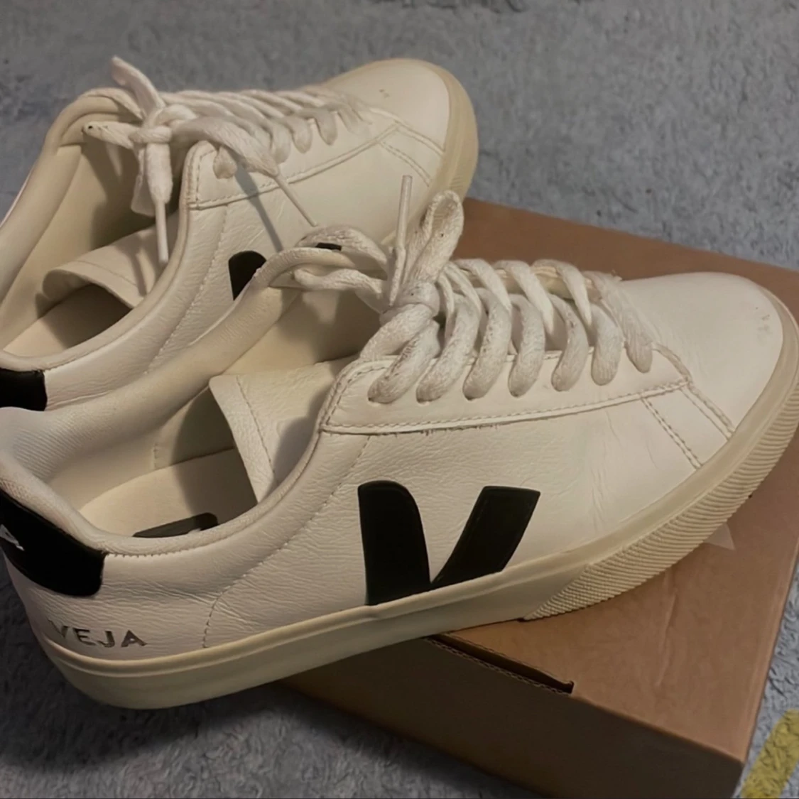 Vita sneakers från Veja