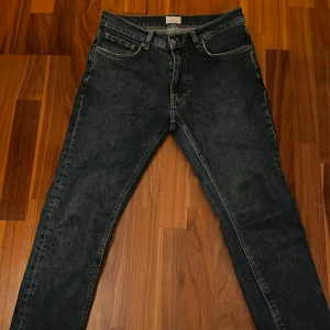 Mörkblå jeansbyxor från taktil ingår i 4 paket  - Snygga svarta jeansbyxor med en klassisk femficksdesign. De har en dragkedja och knapp framtill. Perfekta för en avslappnad stil.