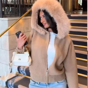 Pälsjacka  - Kofta eller jacka med päls, super mysig och jätte fin, aldrig användt så inga skador eller liknande