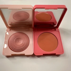 Blush från CAIA - Två snygga blushes från CAIA. Den till vänster är aldrig använd och den andra är använd max två gånger, nypris är 265kr och 245kr, jag säljer för 150kr styck eller 250 för båda 