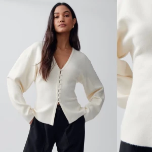 Vit kofta med knappar - Snygg tröja från Gina, säljer då jag inte tyckte den passade på mig. Knappen längst ner har låstnat litegrann men går att fixa enkelt därav priset. Helt ny