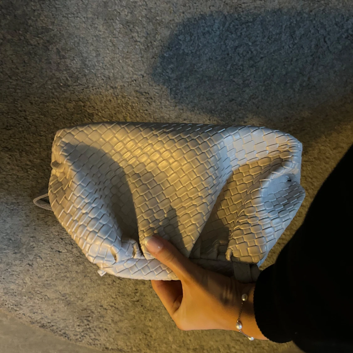 Beige axelväska med flätat mönster - 2