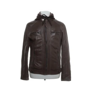 Läderjacka från Serge Pariente - Läderjacka från det italienska märket Serge Pariente i storlek M.  sparsamt använd och i riktigt bra skick och kvalitet. Skriv gärna vid frågor om jackan eller pris