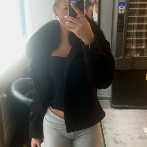 pälsjacka  - jättemysig jacka, köpt som ny förra vintern o inte använd jättemycket, säljer pga att ja behöver pengar🥰(skriv till mig innan ni trycker köp)