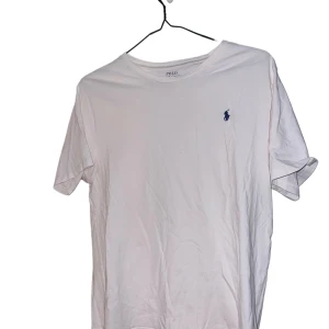 Ralph lauren: olika T-shirt och långärmade tröjor - Säljer en samling av tröjor från Polo Ralph Lauren. Inkluderar en vit kortärmad t-shirt, en grå och en vit långärmad tröja samt en blå kortärmad t-shirt. Alla tröjor har den klassiska loggan broderad på bröstet. Perfekt för en stilren och avslappnad look. Kontakta mig vid intresse! Alla är i storleken MEDIUM
