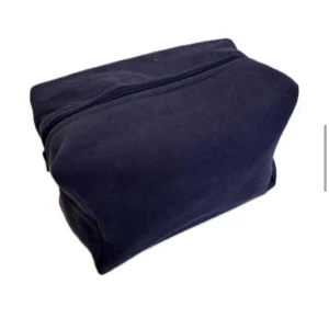 Mörkblå necessär - Snygg och praktisk mörkblå necessär med dragkedja. Perfekt för att organisera dina toalettartiklar eller smink. Enkel och stilren design som passar alla tillfällen. Den har även en vaxduk på insidan för att förenkla rengöring och smuts!