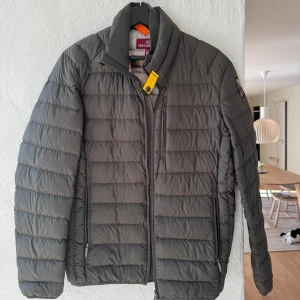 Grön dunjacka från Parajumpers - Säljer en snygg grön dunjacka från Parajumpers i storlek M. Är använd under hösten o våren nypris 5000kr. Säljer för 2000kr kan gå ner vid en snabb affär!