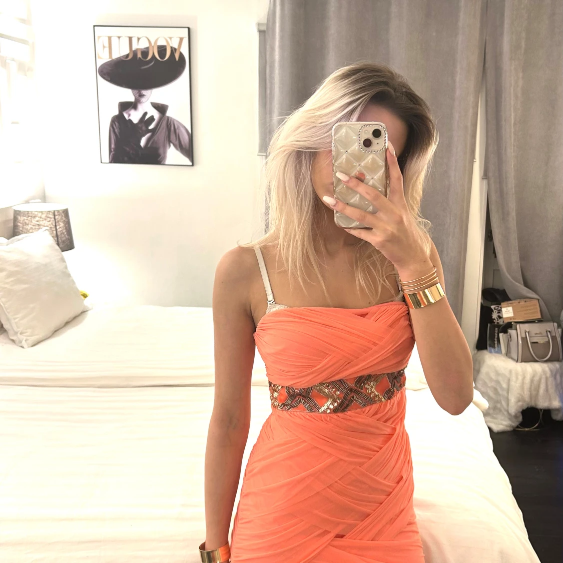 Orange klänning med mönstrad midja