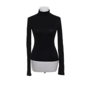 Svart polotröja - Snygg och stilren svart polotröja med lång ärm. Perfekt för kyligare dagar och enkel att matcha med olika outfits. Ett måste i garderoben för en klassisk look.