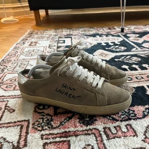 Saint Laurent Skor - Säljer dessa sjukt snygga Saint Laurent skor. Skicket är ok med tecken på användning (se bilderna) Storlek 41 men skulle säga att de passar 42. Box mm ingår vid begäran. Nypris ca 6000kr. Hör av er vid frågor eller funderingar!