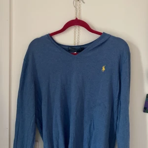 Tröja från Ralph Lauren - Säljer en Ralph lauren tröja med väldigt bra skick, bara använd några gånger. Storlek L men skulle passa M. Nypris är ungefär 2000 kr. Pris kan diskuteras. 