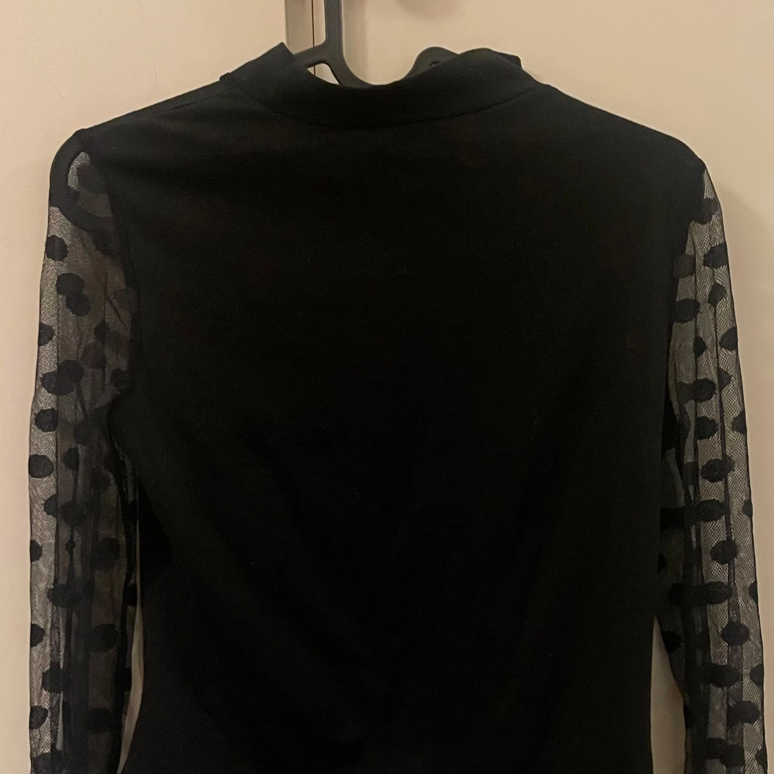 Svart topp med prickiga meshärmar - 1