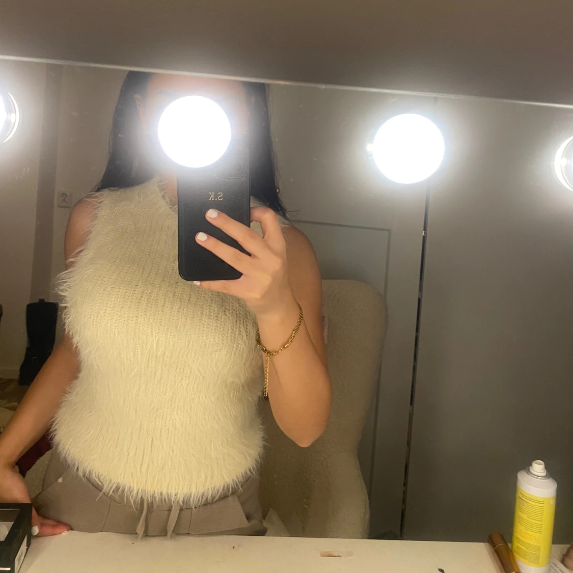 Vit ärmlös topp i pälsimitation - 1