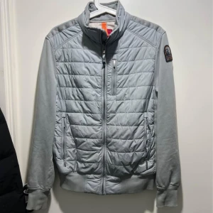  Parajumpers jacka/ Cardigan - Säljer en snygg grå  jacka från Parajumpers med dragkedja. Jackan har en hög krage och praktiska fickor med dragkedja. Perfekt för kyligare dagar!