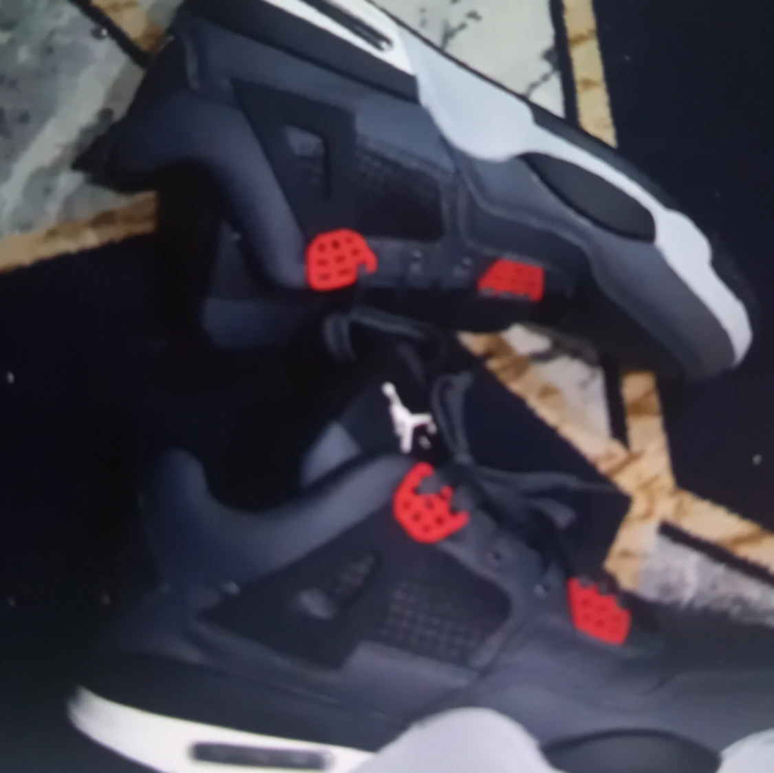 Nike Air Jordans i grått och rött - 3