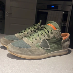 Philippe model trainers  - Hej,Säljer dessa riktigt snygga philippe model trainers/trpx i strl 43. Har bytt snören men ska ha kvar de som kom med skorna ifall jag minns rätt. Skorna är rätt väl använda så därför det låga priset. Tveka inte på att ställa frågor😀