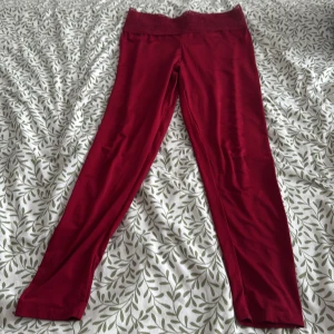 Röda leggings - Snygga röda leggings i ett stretchigt material(Gjorda af bomull känns som silke). Perfekta för en färgglad look och bekväma att bära hela dagen. Passar bra till både avslappnade och mer uppklädda tillfällen.