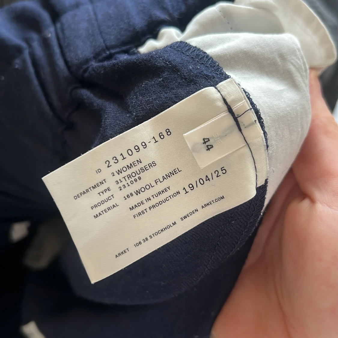 Mörkblå byxor med bälte från Arket - 2