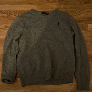 Ralph lauren tröja - Skön och fin ralph lauren tröja som är i bra skick, sitter som S och möjligtvis kanske en M. 