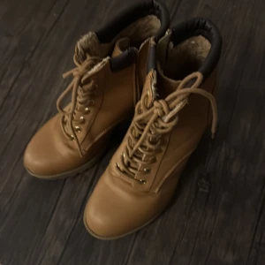 Bruna boots från Duffy - Säljer ett par snygga bruna boots från Duffy med snörning och mjukt foder. 