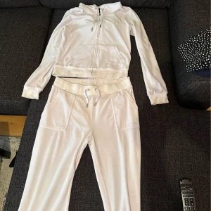 Vit juicy couture set - Vit juciy couture set för 400kr, båds byxorna, och tröjan är i storlek S men passar XS väldigt fint. Fraktas och möts upp. 