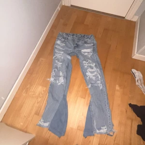 Ljusa jeans från American Eagle - Säljer ett par ljusa jeans från American Eagle med slitna detaljer och knappgylf. Dom är även syda till boot cut som ni ser på bilderna🩷VET EJ mått men skulle säga att den passar någon som vanligtvis bär storlek 36/S