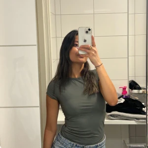 Militärgrön t-shirt från Zara - Felfri t-shirt från Zara i militärgrön färg. Superskönt material som sitter bekvämt. 