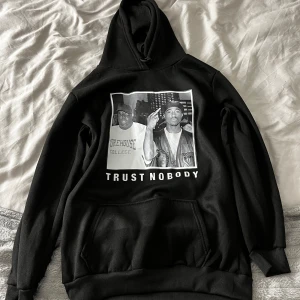 2pac hoodie - 2pac hoodie i storlek S. Aldrig använd. Är i lite tunnare material än en vanlig hoodie. Fler frågor? Tveka inte att skriva o fråga☺️