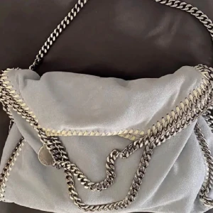 Blå/grå Stella McCartney Väska - Intressekoll på min grå/blå stella McCartney väska från Vestiaire Collective.🤍Öppen för byte mot annan Stella väska eller prisförslag!