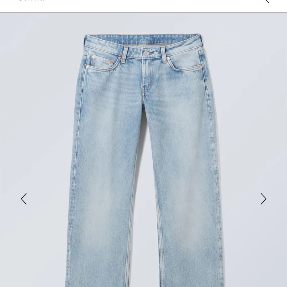 Snygga lågmidjade ljusblå jeans från Weekday med en klassisk design. De har en rak passform och är i storlek W 27 L 30. Passar mig som är 165cm kan nog passa längre eller kortare personer också!💓har knappt använt dessa. på hemsidan heter de arrow low waist regular straight💓 . Farkut & Housut.
