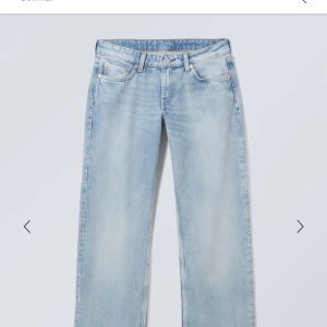 Ljusblå jeans från Weekday - Snygga lågmidjade ljusblå jeans från Weekday med en klassisk design. De har en rak passform och är i storlek W 27 L 30. Passar mig som är 165cm kan nog passa längre eller kortare personer också!💓har knappt använt dessa. på hemsidan heter de arrow low waist regular straight💓 