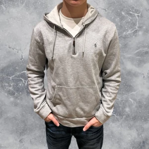 Ralph Lauren Zip Hoodie grå - •Ralph Lauren Double-Knit Quarter-Zip Hoodie grey. Skick: 8/10, Inga skador! Storlek: M. Modell: 173 cm, 63 kg. Authentic: ✅, QR Kod finns i plagget. Nypris: 2 195 kr. Hör av dig vid frågor eller funderingar, mvh Hessler’s;)