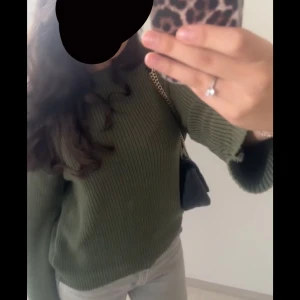 grön stickad mysig tröja - Passar till både nu och till våren, sjukt fin färg. Använd 2 gånger!
