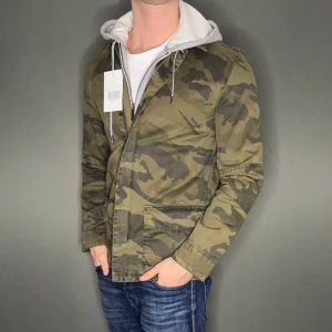 Zadig Voltaire overshirt - Hej säljer nu min fina Zadig Voltaire övergångsjacka i storlek S. Den är ny med prislapp och kommer vara otroligt snygg i höst/vinter. Nypris cirka 4000kr! Vi kommer att sälja liknande produkter nu närmare vinter så glöm inte följa profilen!🌊🍾