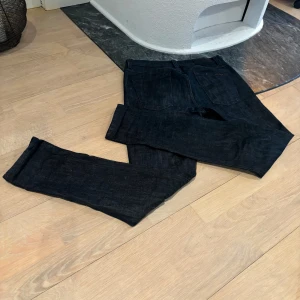 Nudie jeans Lean Dean w30 L32 - Säljer dessa nudies i modellen Lean Dean, storleken är W30 L32. Dessa jeans är väldigt eftertraktade och skicket är exceptionellt, tveka inte på att höra av dig.