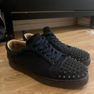 Christian loubitin - Tja! Säljer dessa snygga mörkblåa christian loubitin skor. Alla nitar sitter kvar men skicket är i 7/10 och ingen og medföljer därav priset. Det är bara att skriva i pm vid frågor eller funderingar!🤩