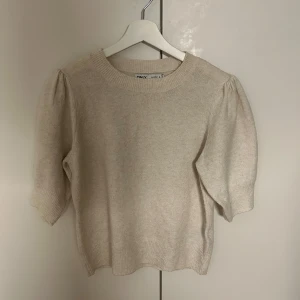 Vit/beige stickad tröja - Säljer denna stickade topp med lite puffiga ärmar. Sparsamt använd. Säljer då den inte kommer till användning.🤍