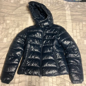 Jacka från lager 157 - Som ny, inga skador! :) Säljer den då jag har en annan jacka som jag tycker om mer. Den kommer inte till användning