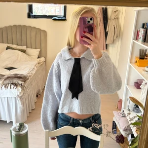 Ljusgblåstickad tröja med krage - Säljer en ljusblå stickad tröja med krage och långa ärmar. 