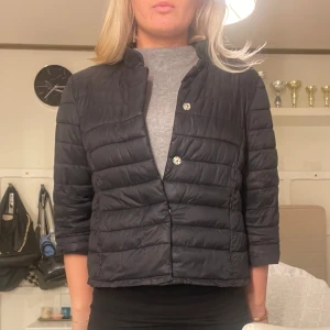 Svart herno liknande jacka från Amisu  - Snygg svart herno liknade jacka med trekvartsärm och knappar framtill. Perfekt inför kommande kyligare vårdagar med sin stilrena design och bekväma passform. Har aldrig använt den så den är som ny 💕