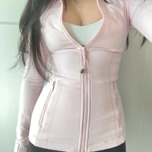 Lululemon define jacket  - Intressekoll!! på min define jacket i färgen ”pink peony” som inte går att köpa längre. Lånade bilder - kom privat för egna. Säljer då den inte passar mig riktigt så den kommer inte till användning. Bra skick❤️storlek S ungefär
