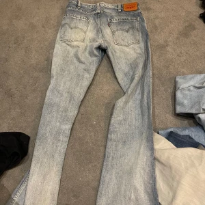 Ljusa jeans från Levis - Snygga ljusa bootcut jeans från Levis stl 27/32😍säljer dp de inte passar mig, skriv vid funderingar! 
