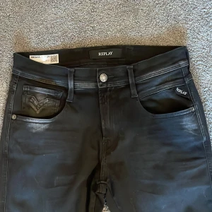 Replay ”anbass” jeans w29 - Jag säljer ett par replay anbass jeans i storlek W29 L32. Dem är i mycke bra skick 9,5/10 nästan helt nya inge defflekter på dem. Meddela om du undrar något och pris kan diskuteras.