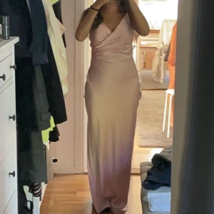 Ljusrosa långklänning - Elegant ljusrosa satin långklänning med smala axelband. Perfekt för en festlig kväll. Storlek S men passar även M-XS. klänningen är lite för lång för mig (är 156,5cm) Snabb frakt 📦 