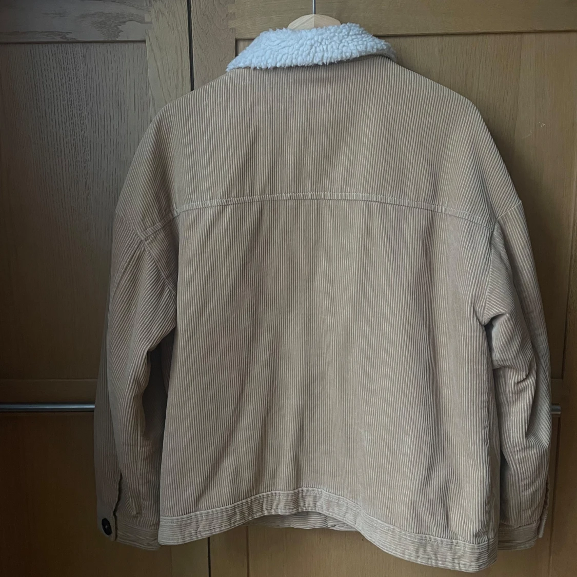 Beige manchesterjacka med teddykrage - 1