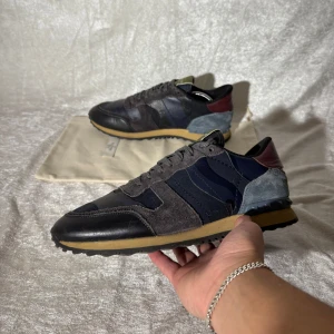 Valentino Rockrunner skor  - Säljer nu dessa riktigt feta Valentino Ruckrunners i fint skick, perfekt nu till hösten🍂🌇 | Passform: Storlek 42-43| Kan mötas i Stockholm! | Dustbag ingår ej! | PRIS KAN DISKUTERAS! | Hör av dig vid minsta fundering eller behov av mer bilder👊🏼😊