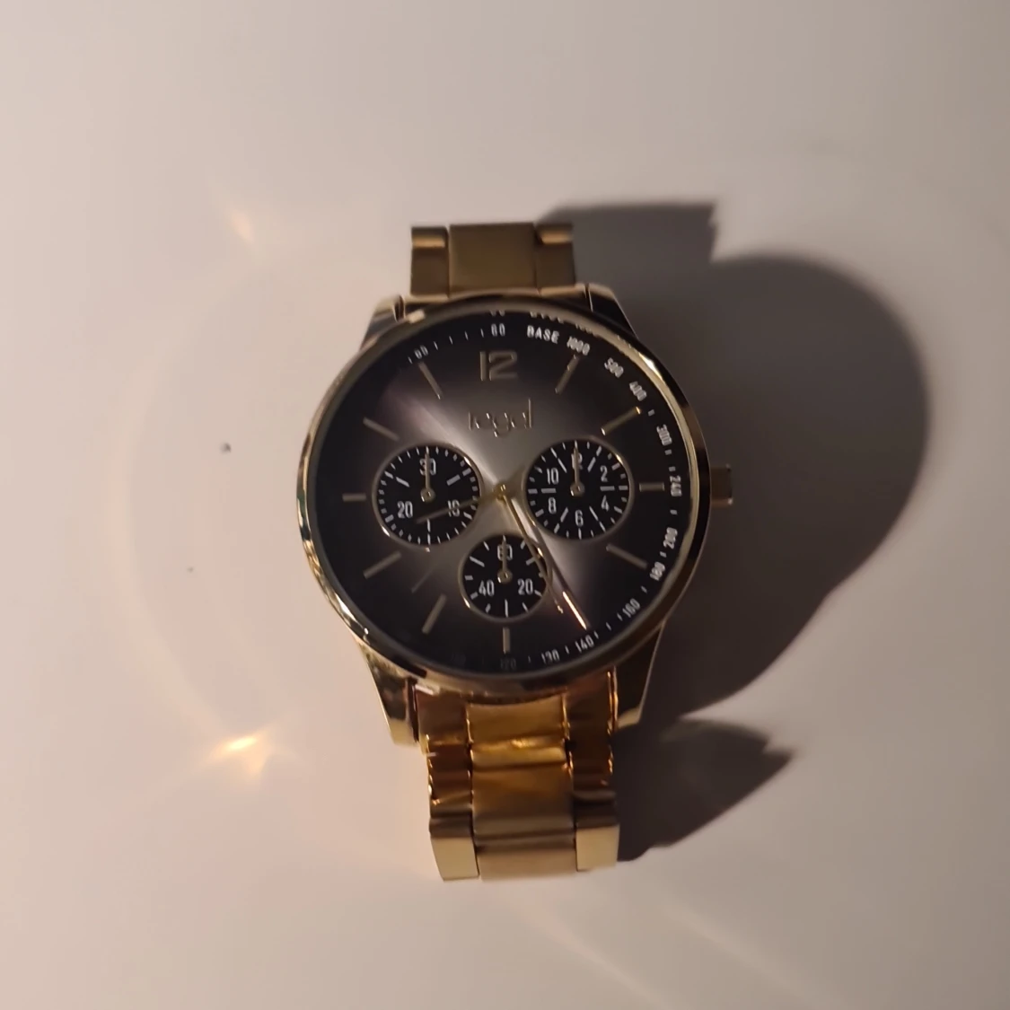 Guldfärgad klocka från Fossil