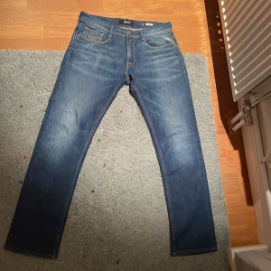 Blå jeans från Replay - Säljer dessa blåa jeans från Replay i storlek 32/34. Modell rocco. De är i mycket bra skick och har inga defekter. Pris kan diskuteras 💸. Hör av er vid funderingar!