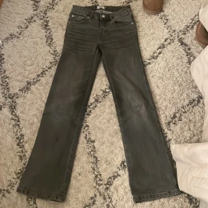 Svarta bootcut jeans - Snygga svarta bootcut jeans med hög midja och klassisk femficksdesign. Perfekta för en avslappnad stil med en touch av retro. Passar bra till både sneakers och klackar.